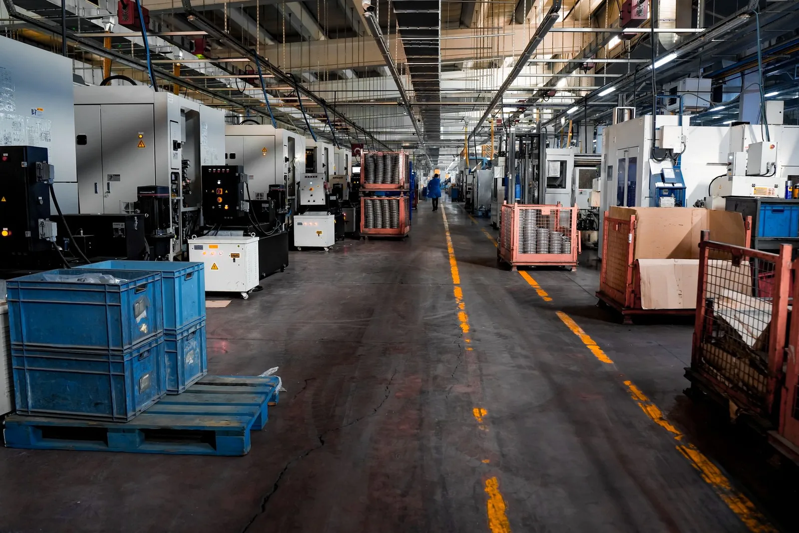 Accident at work expert witness — Factory floor with industrial machinery