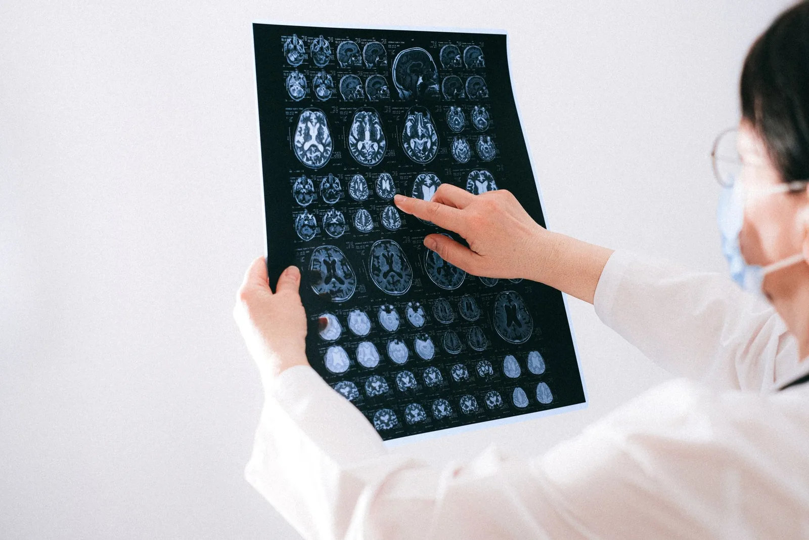 Cancer misdiagnosis expert witness — Clinician reviewing diagnostic imaging