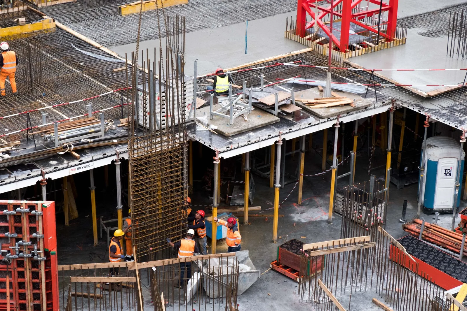 Construction accident expert witness — Workers in high-visibility clothing on an active construction site