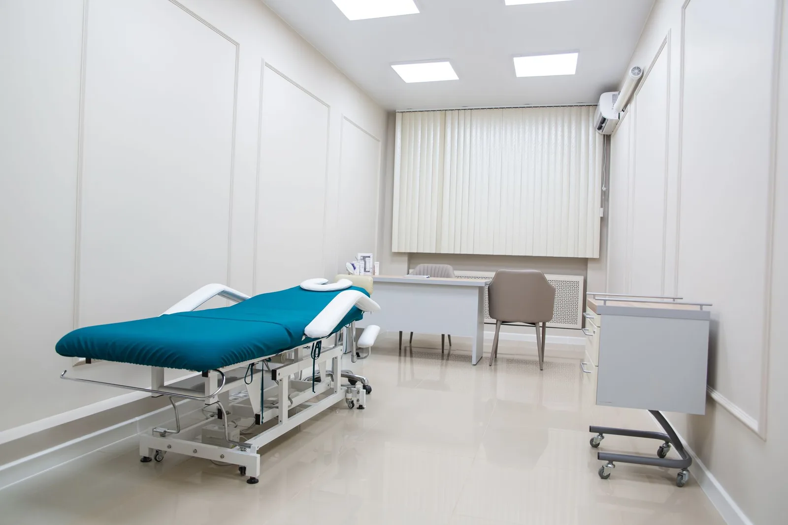 Cosmetic surgery claim expert witness — An empty private clinic treatment room