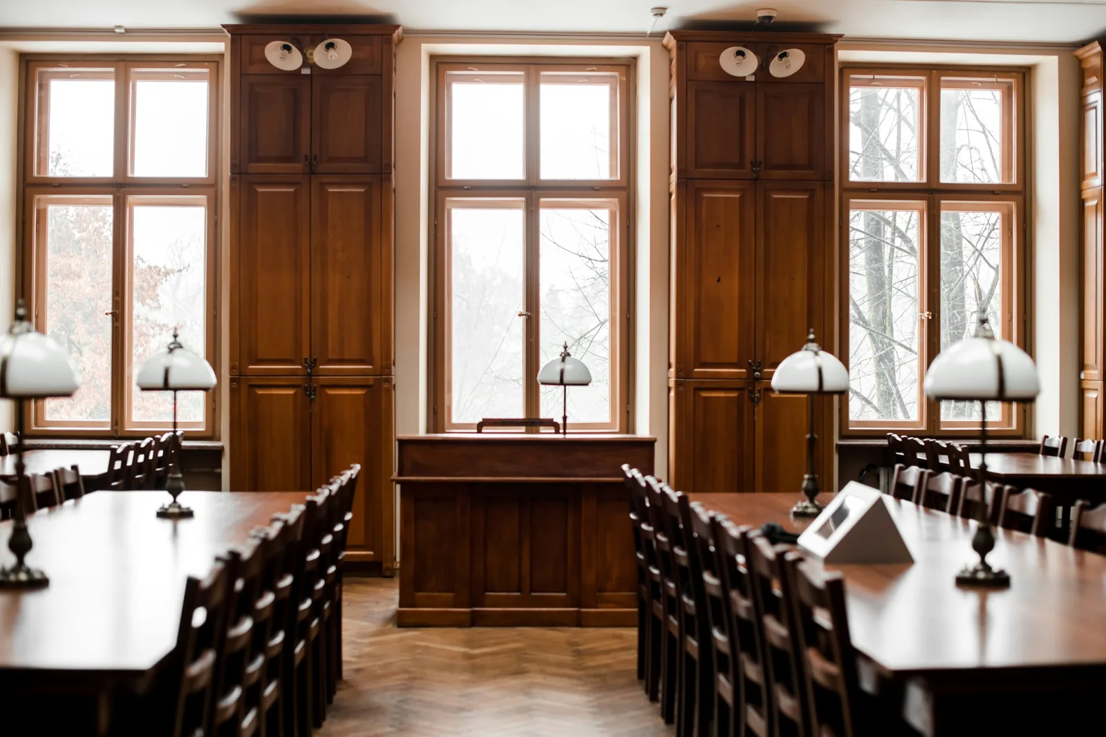 Fatal accident claim expert witness — An empty wood-panelled hearing room