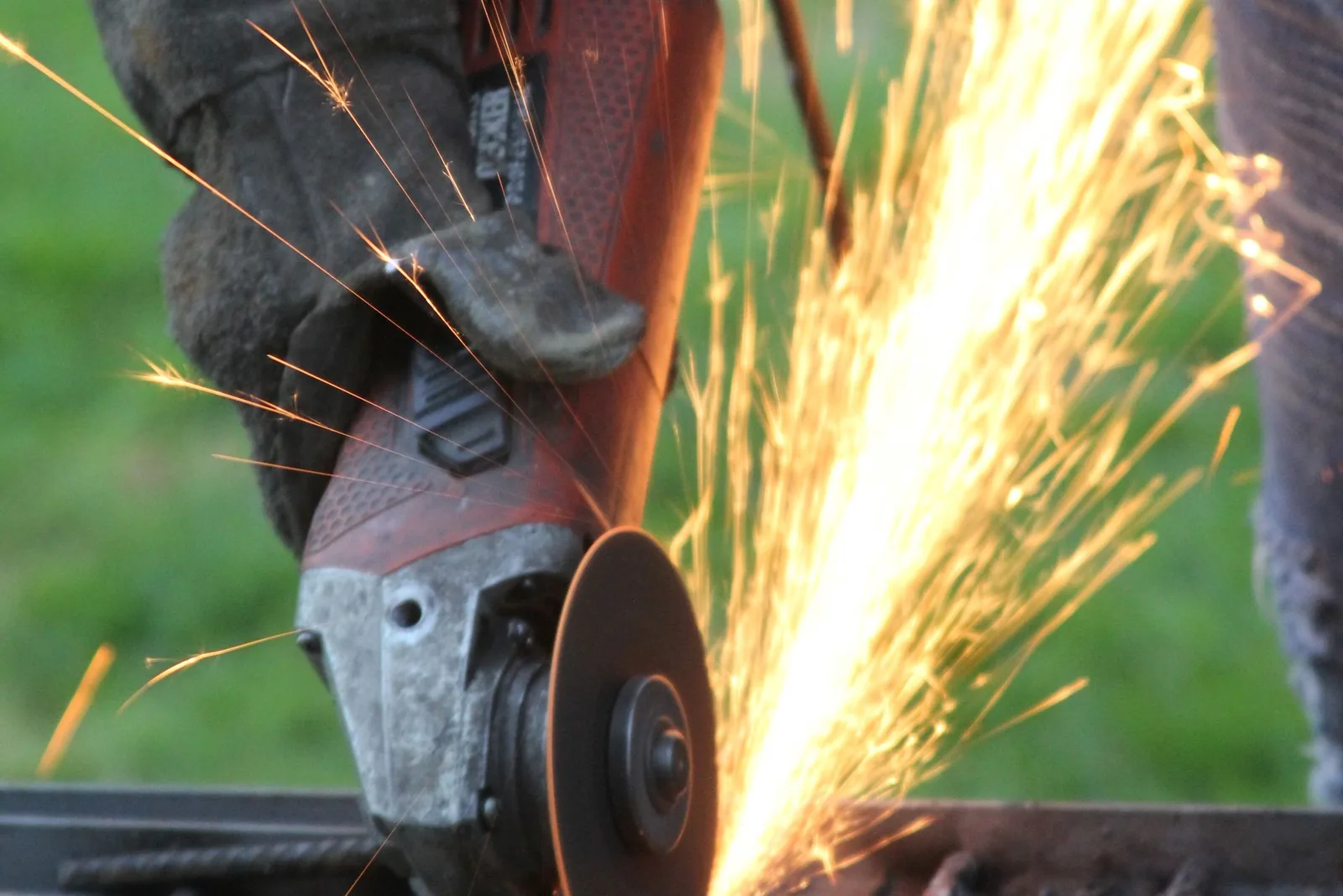 HAVS expert witness — Worker operating a vibrating power tool