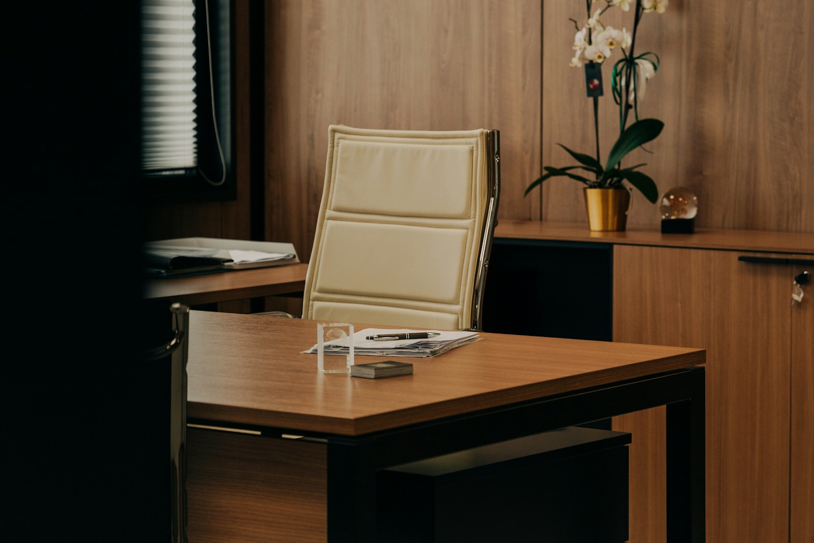 How to instruct an expert witness — a solicitor's desk with case papers set out before the practitioner is approached