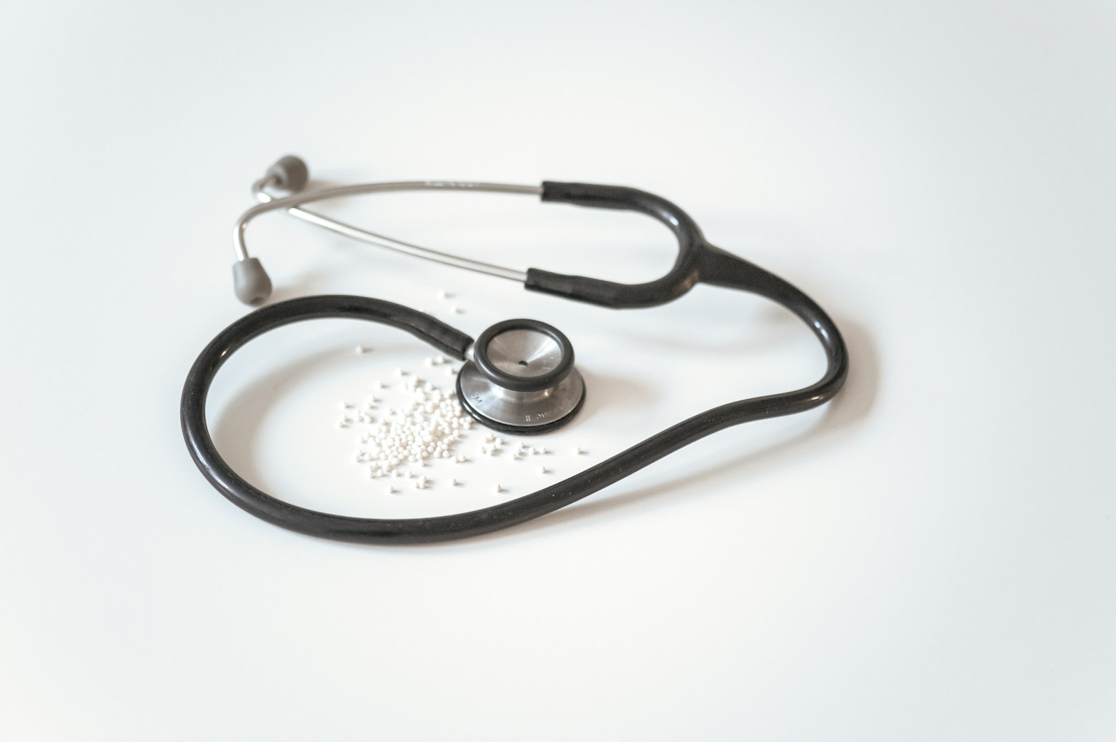 Primary and acute care expert witness — Stethoscope and medication on a clinical surface