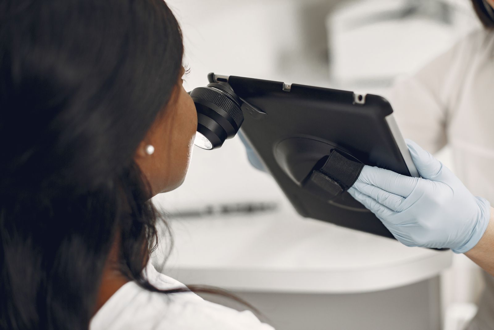 Dermatologist examining skin with a dermatoscope, the assessment dermatology expert witnesses address
