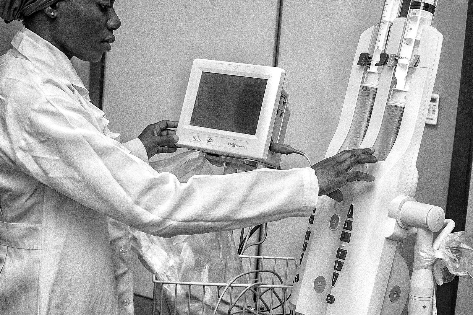 Clinician operating dialysis equipment, the treatment nephrology expert witnesses give evidence about