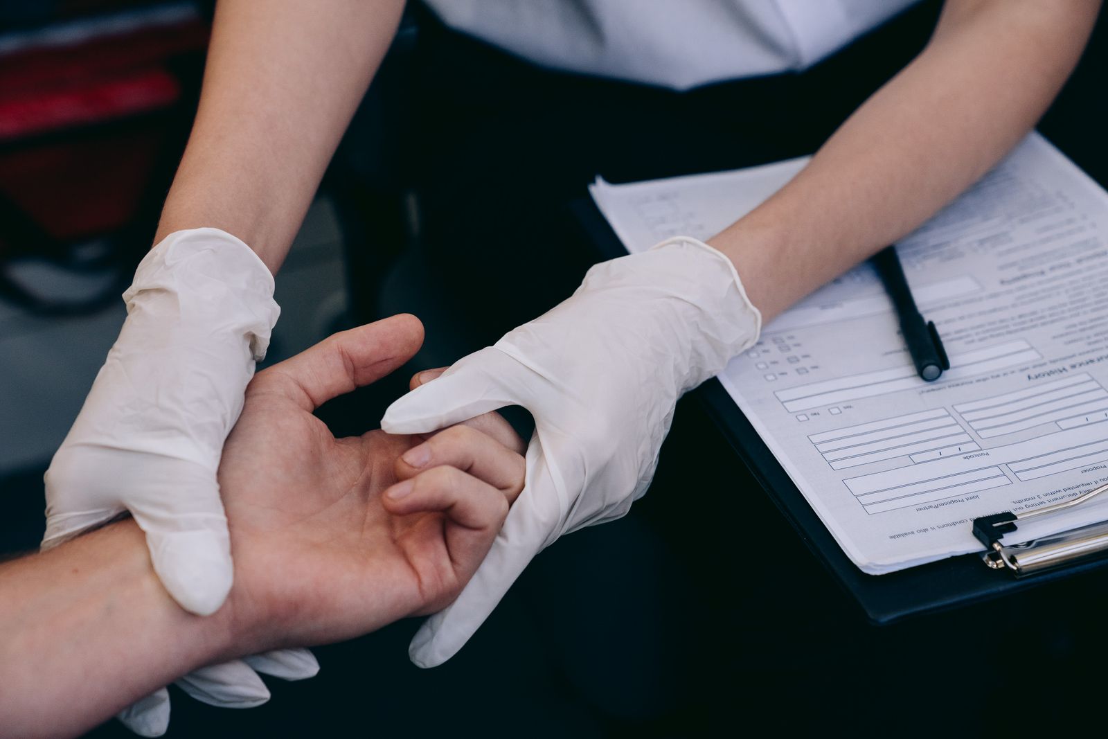 Clinician examining a patient’s hand joints, the assessment rheumatology expert witnesses undertake