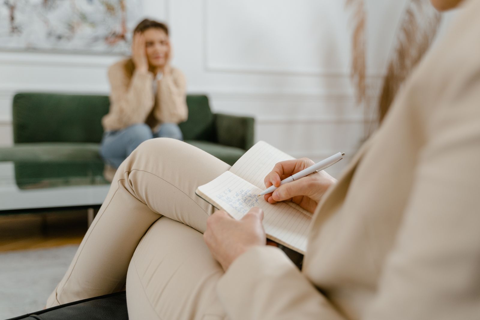 Mental health expert witness — Therapist making notes during a mental health consultation
