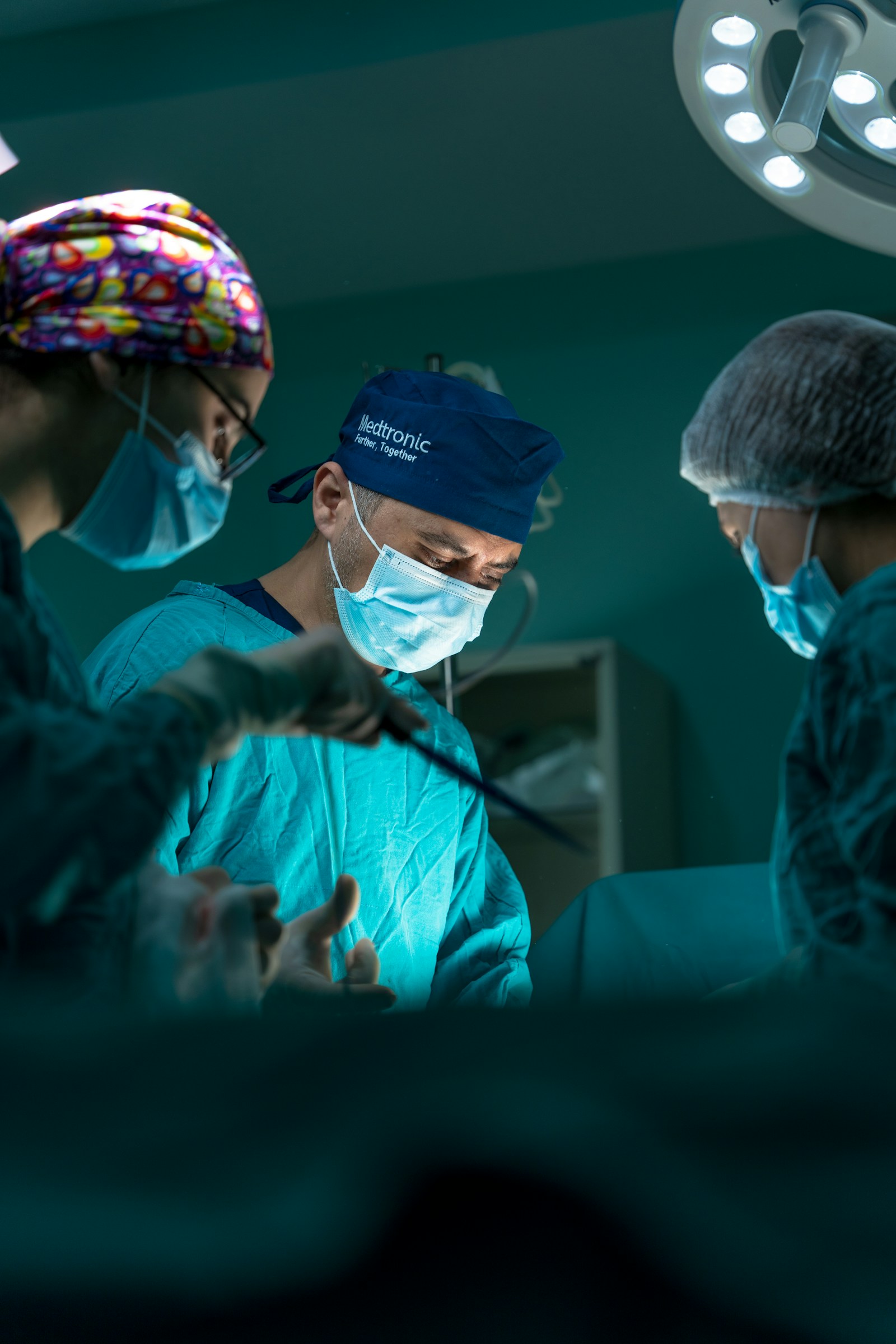 Trauma surgery expert witness reviewing surgical care in an operating theatre