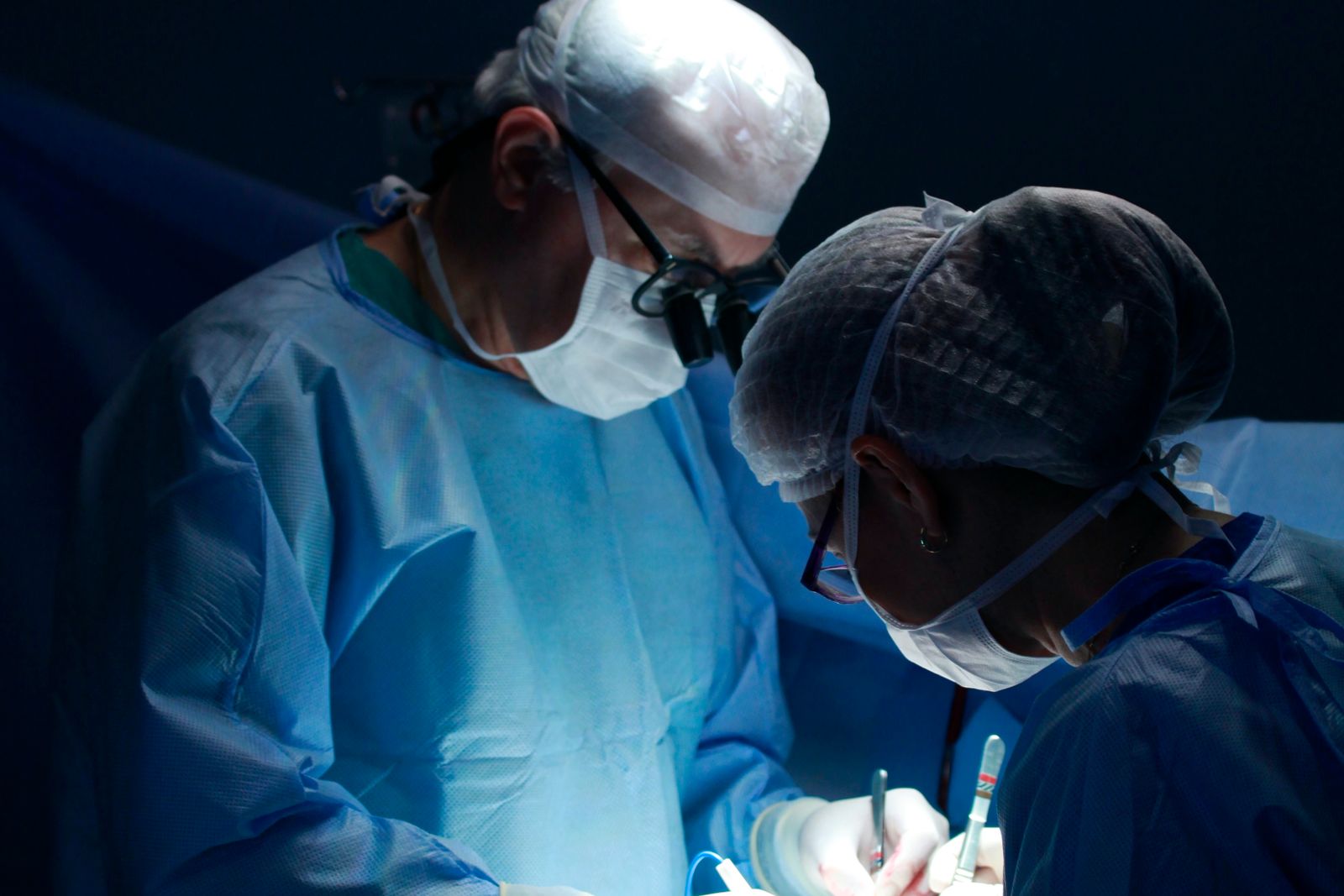 Surgical team operating under theatre lights, the practice cardiothoracic surgery expert witnesses examine