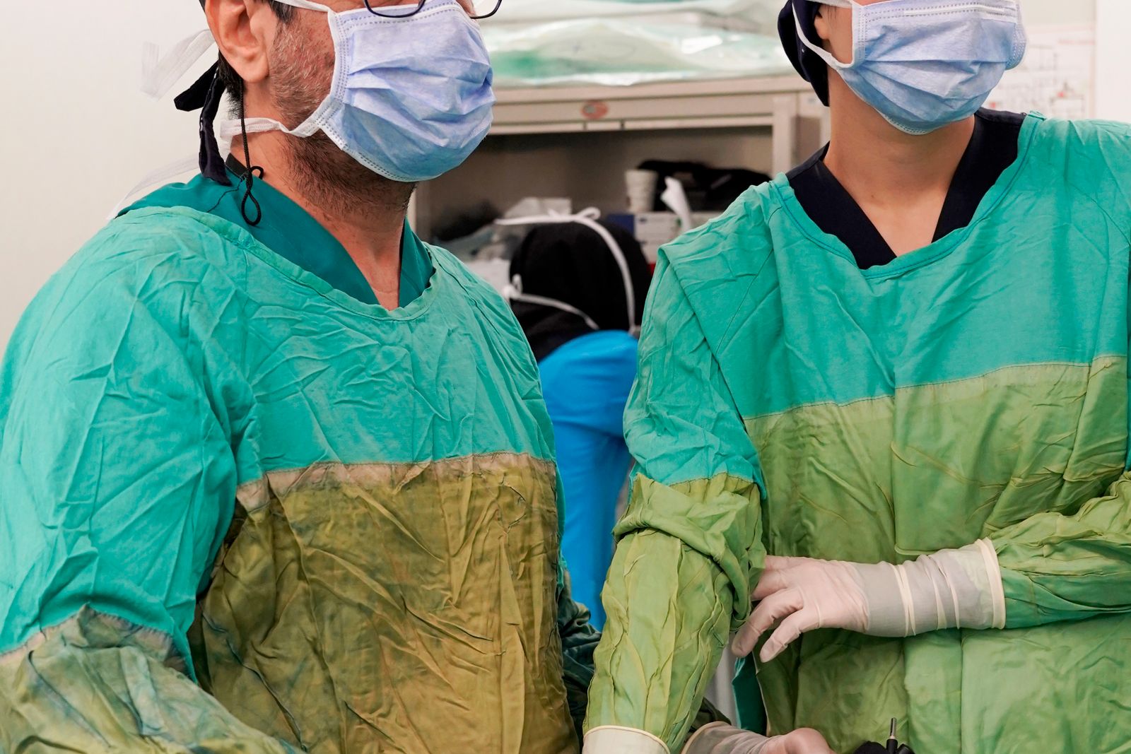 Theatre team performing bowel surgery, the practice colorectal surgery expert witnesses assess