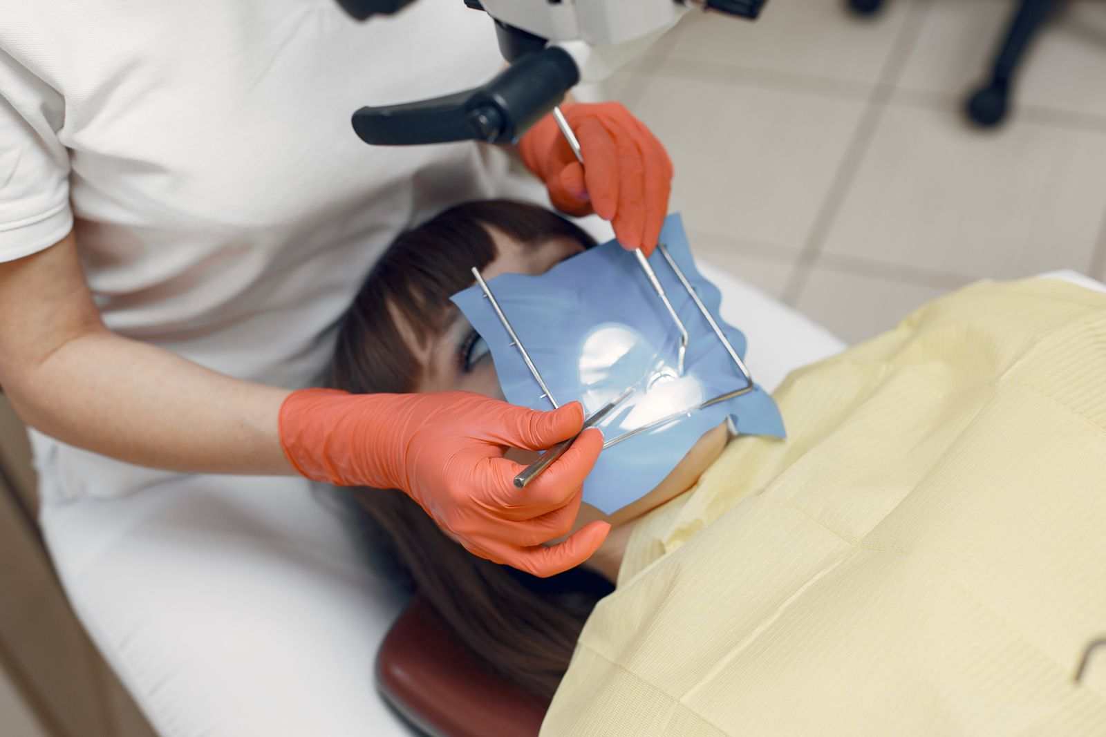 Root canal treatment under magnification with rubber dam isolation, the practice endodontology expert witnesses assess