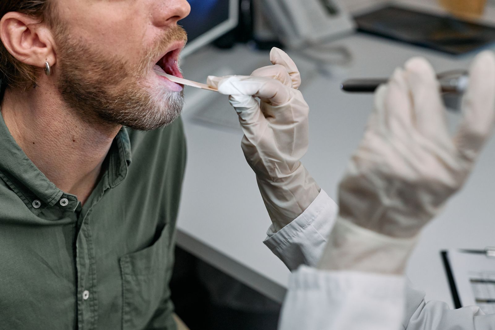 Clinician examining a patient’s throat, the assessment ENT surgery expert witnesses undertake