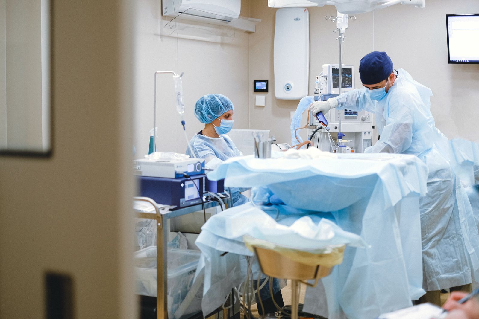 Surgical team in a hospital operating theatre, the practice general surgery expert witnesses examine