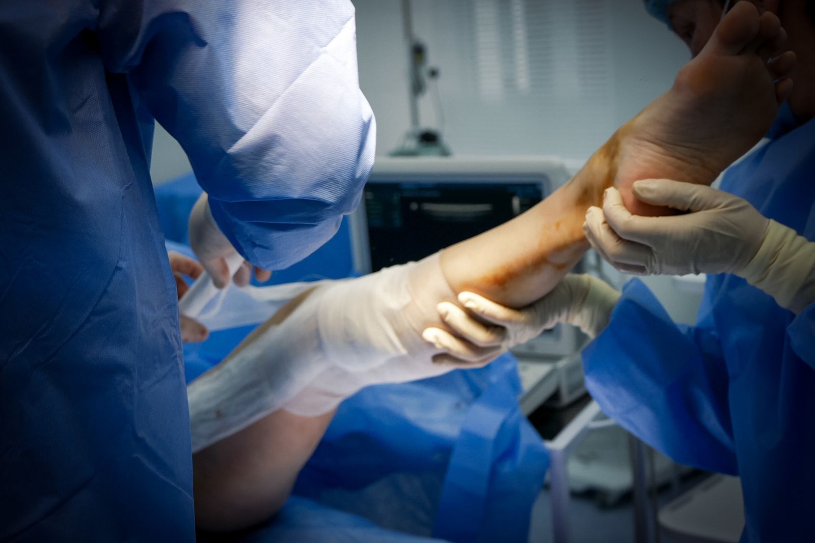 Theatre team treating a patient’s limb, the practice limb reconstruction expert witnesses examine