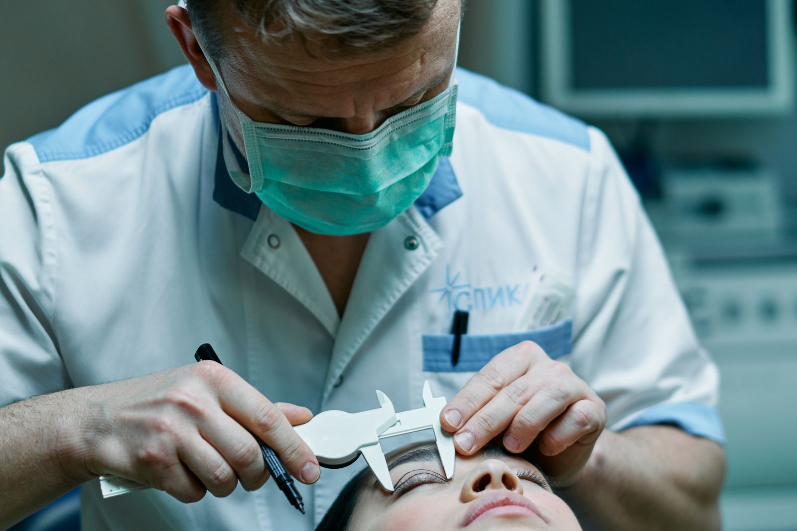 Surgeon measuring a patient’s eyelid before surgery, the planning oculoplastic expert witnesses review