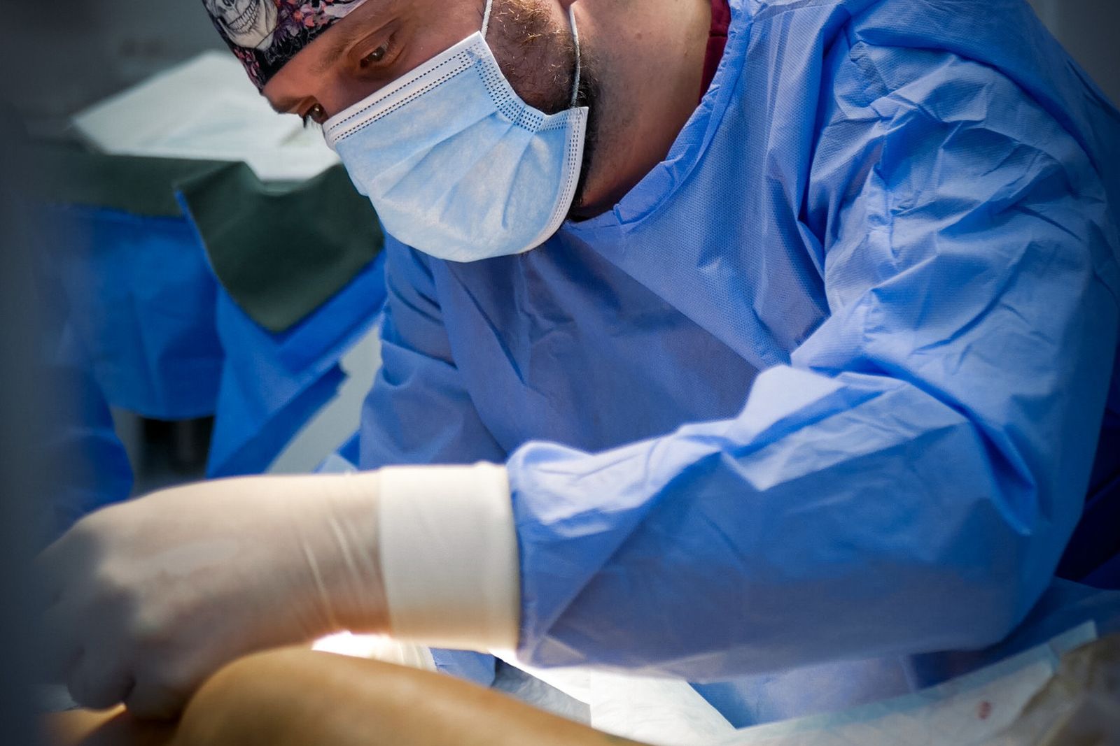 Surgeon operating in a hospital theatre, the practice orthopaedic surgery expert witnesses examine
