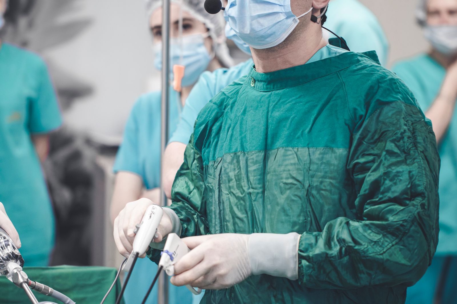 Surgeon holding laparoscopic instruments in theatre, the practice upper GI surgery expert witnesses examine
