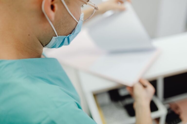 Essential elements of a colorectal surgeon’s breach of duty report in bowel cancer claims under Bolam and Bolitho
